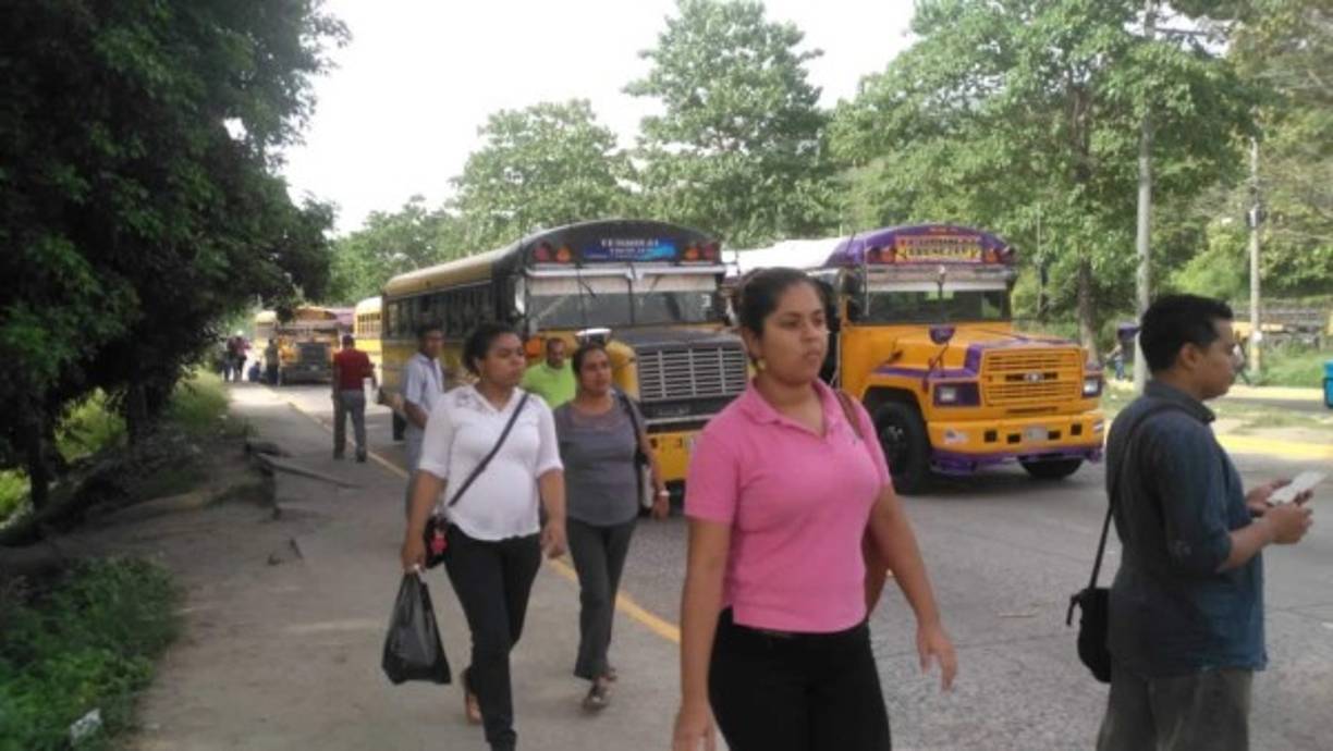 Personas caminando hacia sus trabajos en San Pedro Sula.