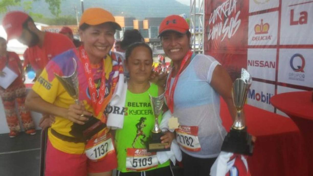 Flor Romero (1 centro), Belinda Cáceres (3, izquierda) e Iris Guevara (3) fueron las ganadoras en la categoría súper master femenino.