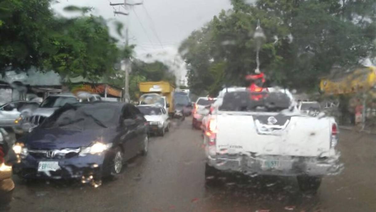 Miles de trabajadores de la zona del Valle de Sula llegarán tarde a sus centros de trabajo este jueves.