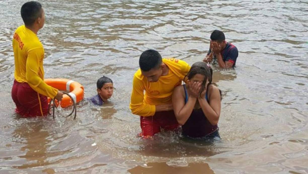 Durante Semana Santa los bomberos realizan una labor admirable. Muchas vidas se logran salvar gracias a la enorme labor que ellos llevan a cabo. Este año un promedio de 60 personas fueron rescatadas.