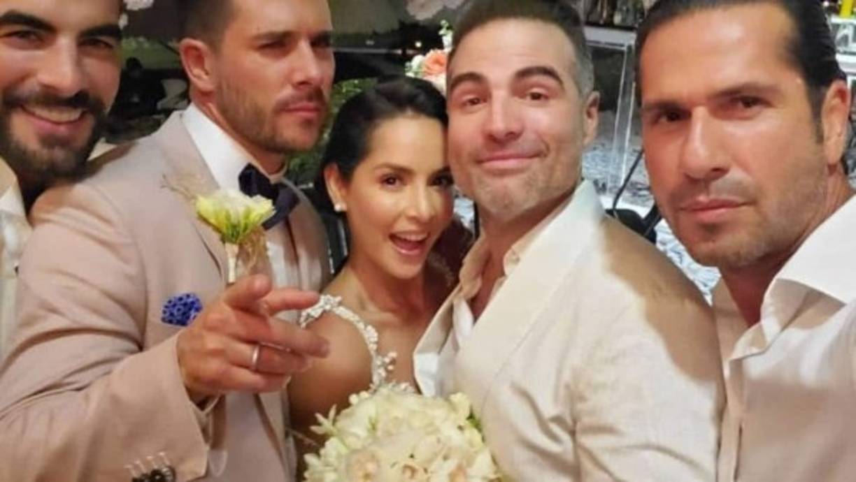 A la boda asistieron otras celebridades como los actores que han interpretado los amores de Villalobos en la pantalla: Gregorio Pernía más conocido como 'El Titi', Roberto Manrique y Javier Jattin; todos los grandes amores de 'Catalina Santana' en la novela 'Sin senos Sí hay paraíso'.