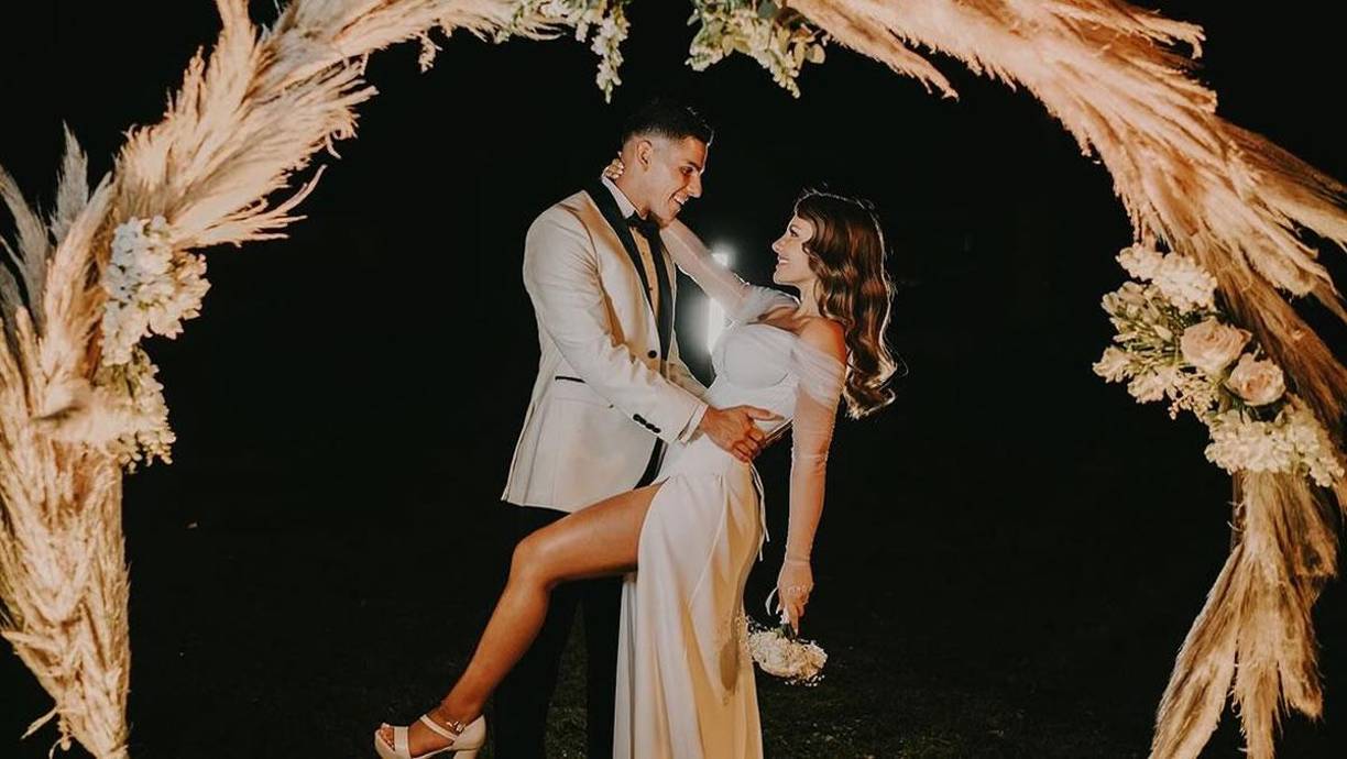 Una linda postal del matrimonio entre Oliver Benítez y Micaela Siro.