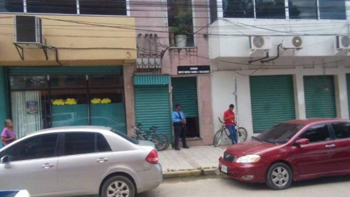 'A nuestras amistades con profundo dolor informo que estamos de luto en nuestra casa porque vinieron a asesinar a nuestro adorado hijo Louis Rivera Valladares', indicó el exdiputado liberal.<br/><br/>Además agregó: 'Pedimos a Dios lo reciba en el cielo porque él solo bienes hizo en este mundo e ignoramos el porqué de su muerte si nunca hizo daño a nadie'.<br/><br/>Hasta el momento las autoridades policiales no dan información sobre el posible móvil del crimen.