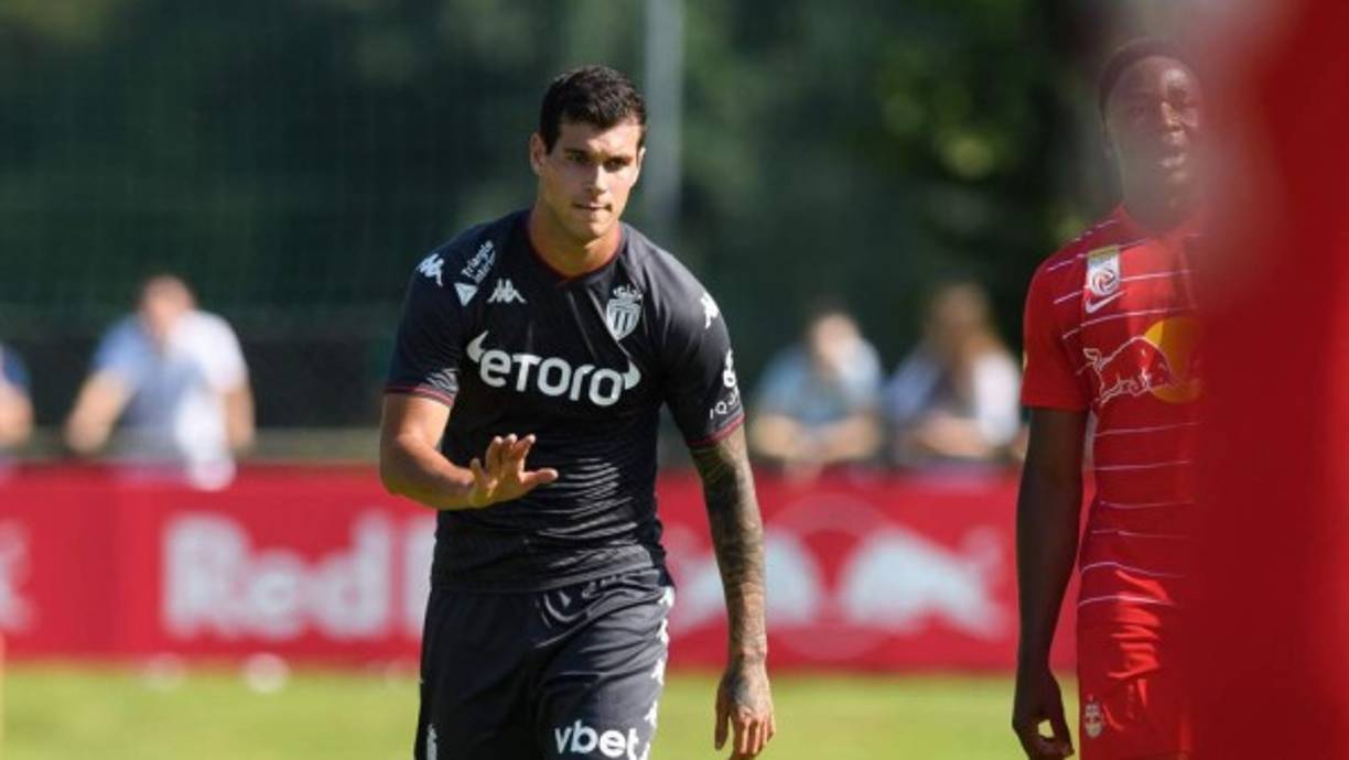 El delantero italiano Pietro Pellegri estaría a punto de volver a Italia. El joven futbolista llegaría cedido al AC Milan hasta el final de temporada, según confirma el periodista Nicolò Schira. La entidad rossonera le pagaría un millón de euros por la cesión, pudiendo comprarle al final de la misma por siete millones. Además, el Mónaco se guardaría un porcentaje de una futura venta.