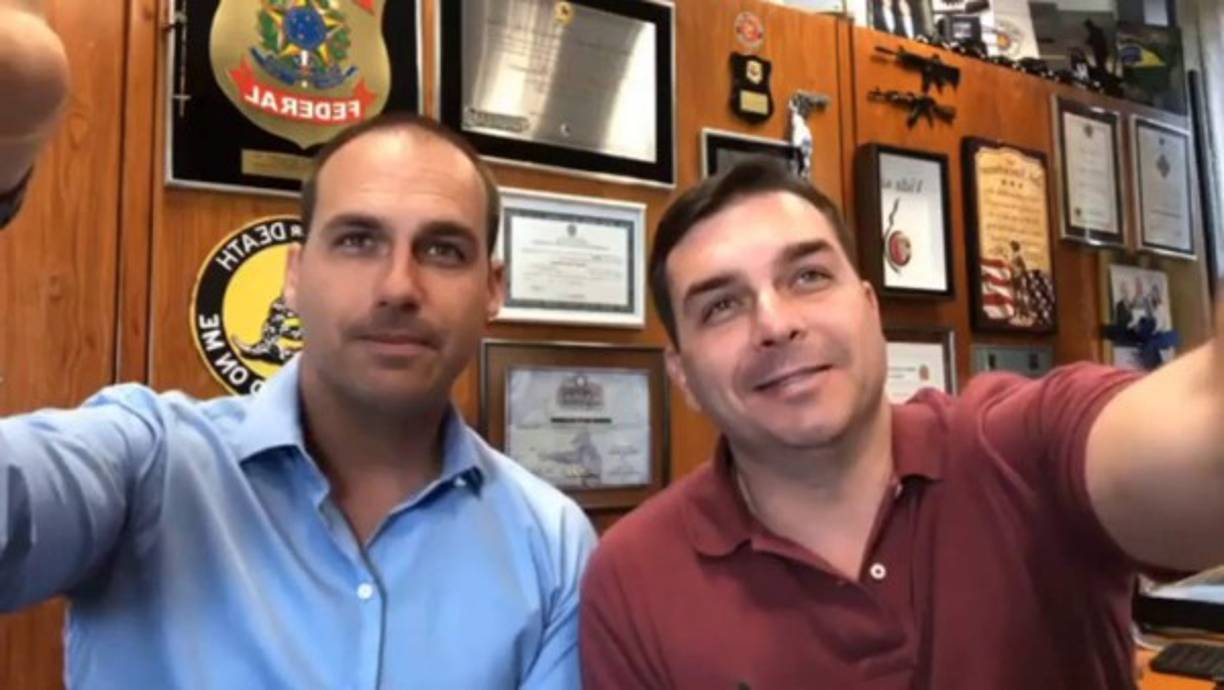 Su hermano mayor Flavio, de 37 años, diputado del parlamento de Rio de Janeiro durante largo tiempo, y electo senador en los últimos comicios también acapara la atención mediática tras protagonizar un escándalo relacionado con transacciones sospechosas en la cuenta de un exasistente.