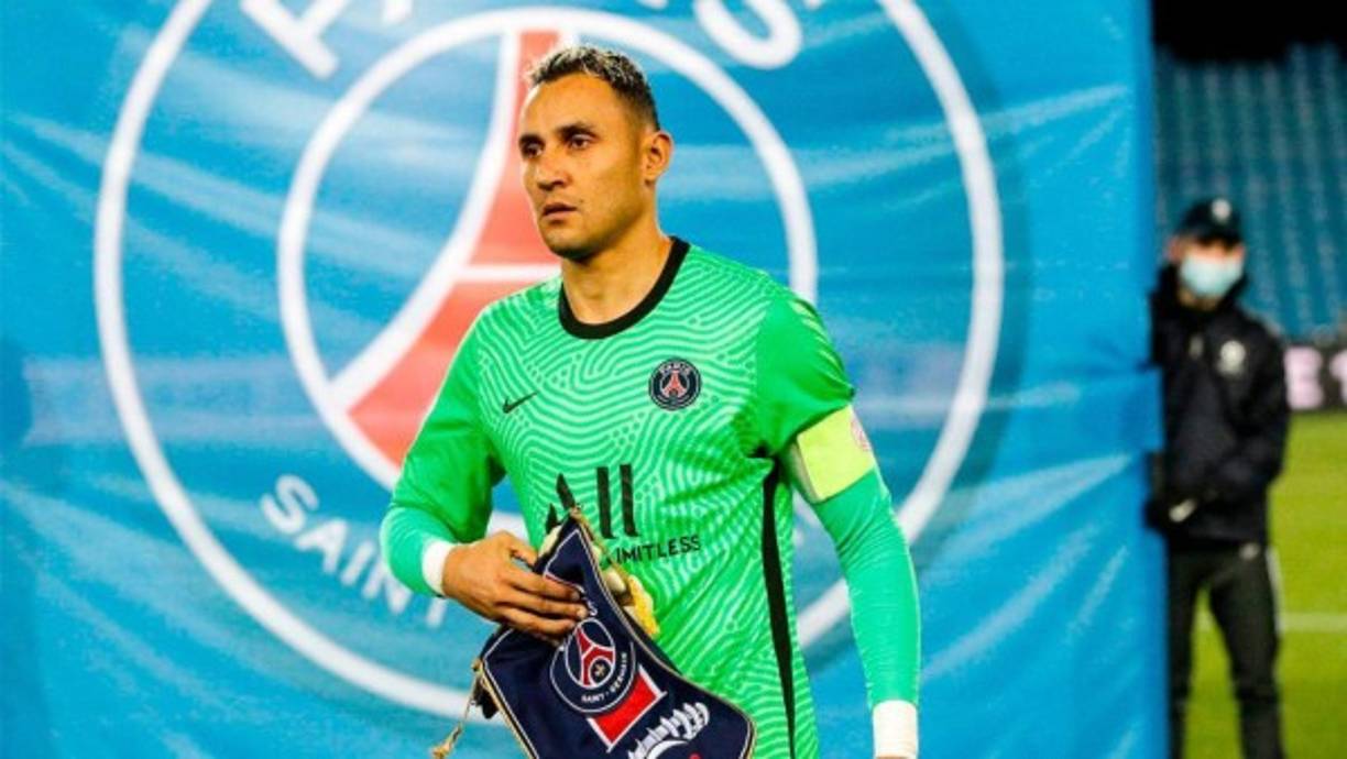 El diario francés 'L'Equipe' informa que Keylor Navas estaría molesto con la posible llegada de Gianluigi Donnarumma al PSG tras la Eurocopa 2021, lo que complicaría la titularidad del costarricense en el equipo parisino. El guardameta tico no quiere verse de nuevo a la sombra de otro gran portero como le ocurrió en el Real Madrid y pediría salir del club en busca de seguir gozando de minutos e importancia.<br/><br/>Foto - @PSG_espanol