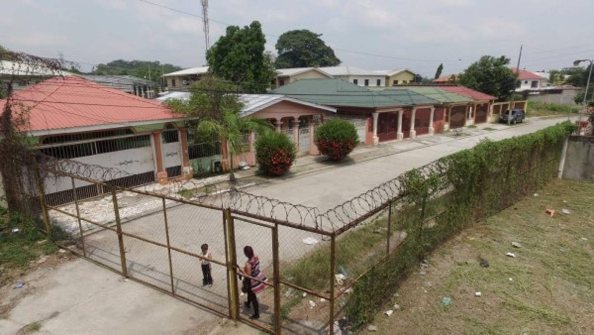 En la colonia San Carlos de Sula en diferentes pasajes hay trancas y portones.