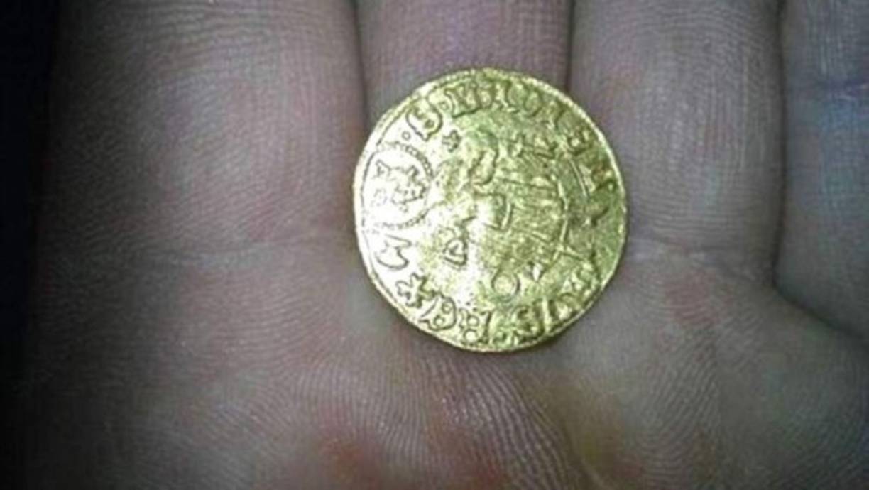 Los cazarrecompensas mostraron las monedas de oro que descubrieron haciendo rastrillajes en la colina situada sobre los túneles secretos del Tercer Reich en Polonia.