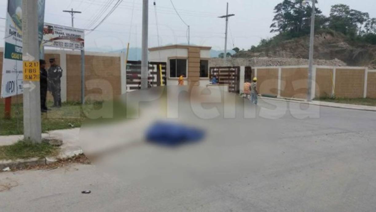 El cuerpo del guardia quedó tirado a pocos metros de la posta, ubicada en la entrada de la residencial antes mencionada.