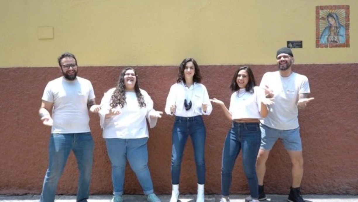 El video se ha regado como polvora en las redes sociales, muchas personas creen que en realidad se trata de una campaña política real, irónico pero cierto.