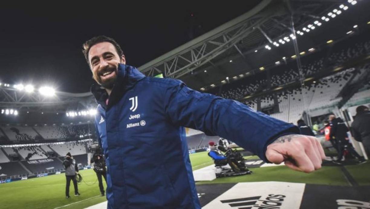 La Juventus confirmó de manera oficial que Carlo Pinsoglio, el tercer portero del equipo, seguirá “con nosotros dos temporadas más, luego de rubricar la renovación de su contrato que lo unirá al club hasta 2023“. Tras el adiós de Buffon, pasará a ejercer de segundo portero.