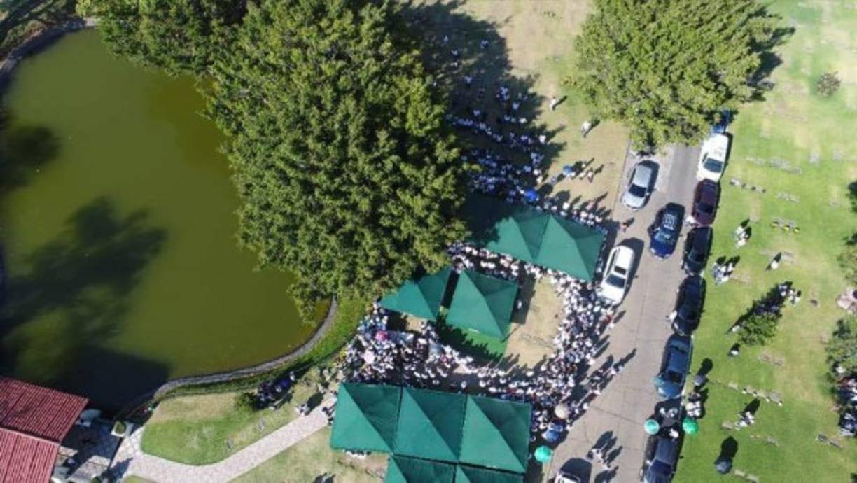 En las redes sociales se publicaron algunas imágenes del entierro del cantante que fue despedido ante muchos creyentes.