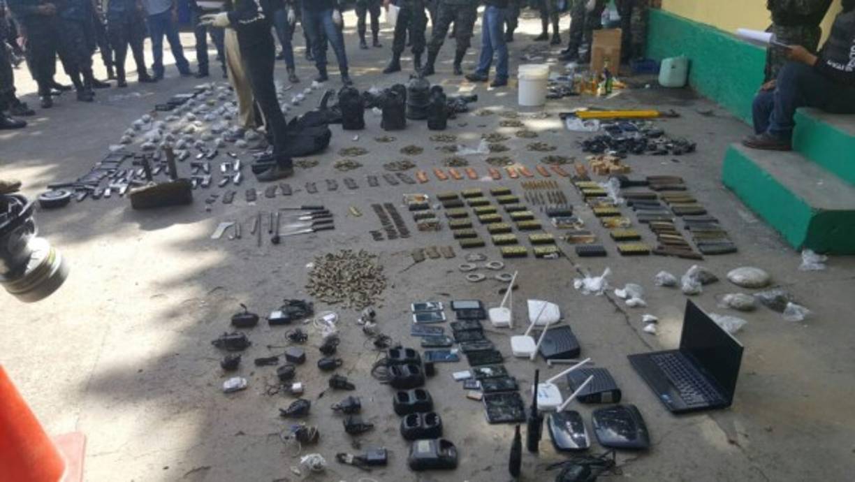 En el operativo decomisaron 15 cargadores para fusil R15 y M16.<br/>