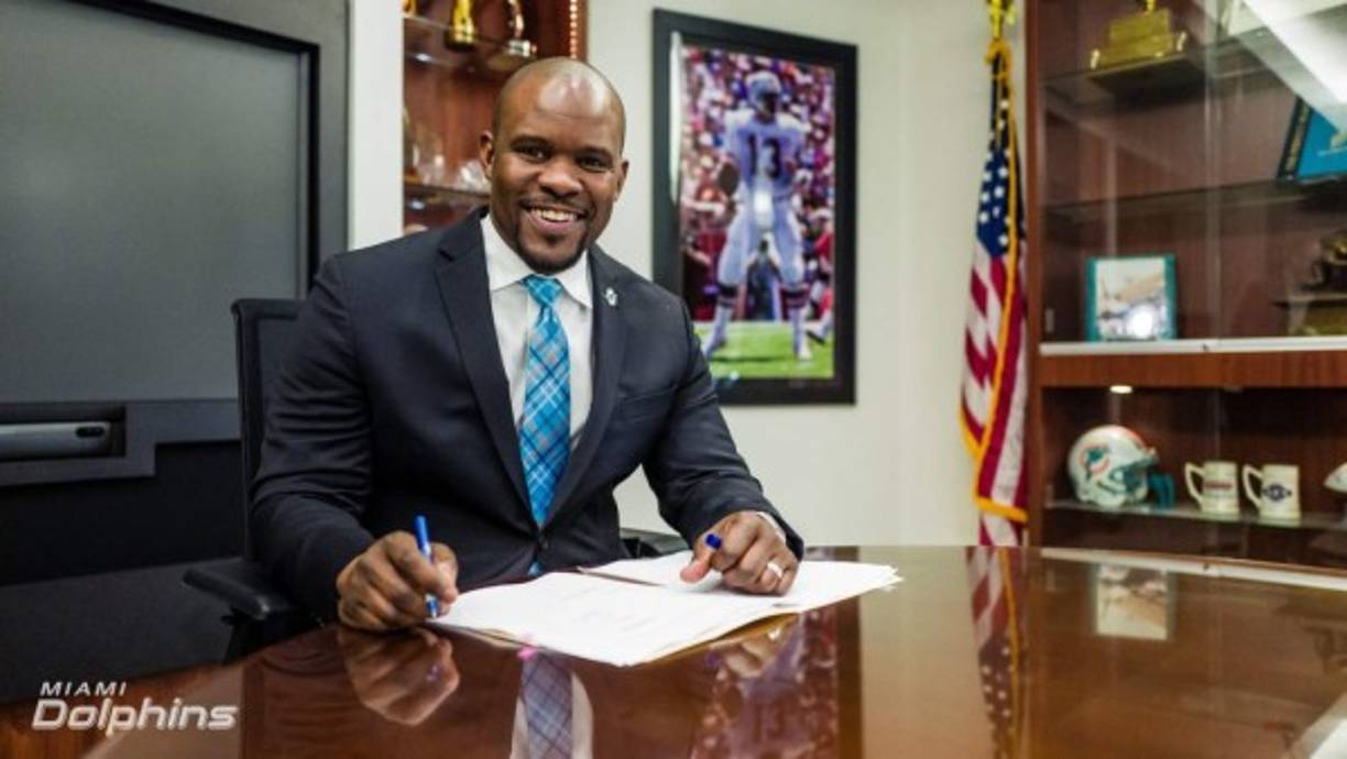 'Brian es ampliamente respetado en toda la NFL. Pagó sus cuotas en Nueva Inglaterra trabajando en personal, en ofensiva, defensa y equipos especiales, lo que lo ayudó a desarrollar una gran comprensión de lo que se necesita para ganar', informó el club sobre el hondureño.