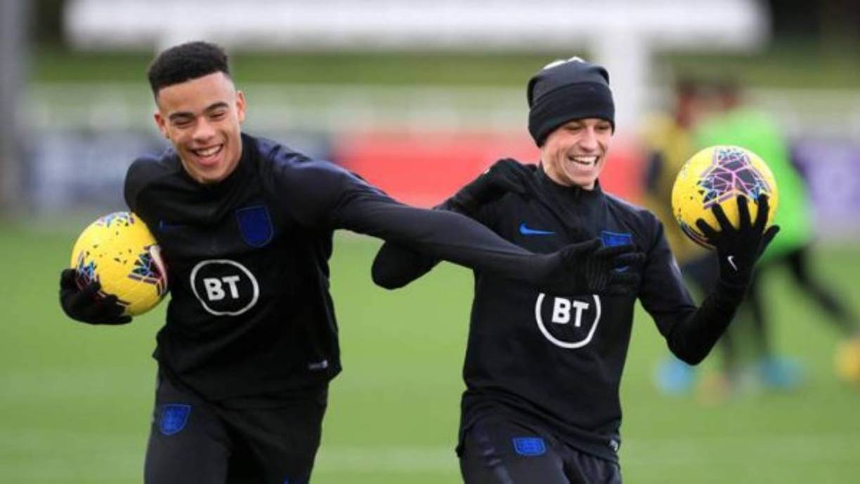 Los futbolistas se saltaron las estrictas medidas de seguridad anti COVID-19 e invitaron a dos chicas islandesas a su habitación, algo que les ha costado la expulsión de la concentración inglesa y la reprobación pública de sus propios clubes.