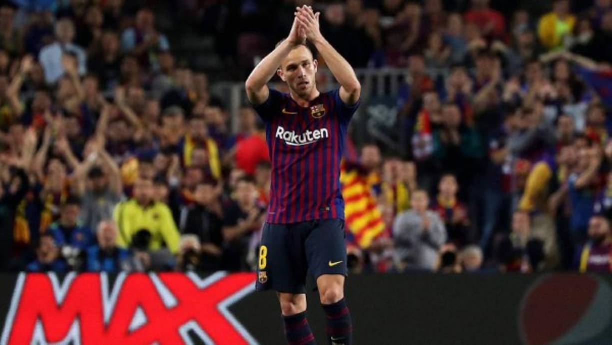Arthur Melo: El centrocampista brasileño se despidió del FC Barcelona tras incorporarse a la Juventus de Italia: 'Una ciudad increíble que se queda para siempre en mi corazón... Me despido de un grupo de futbolistas impresionantes. Gracias por todo Barcelona', notificó el volante.