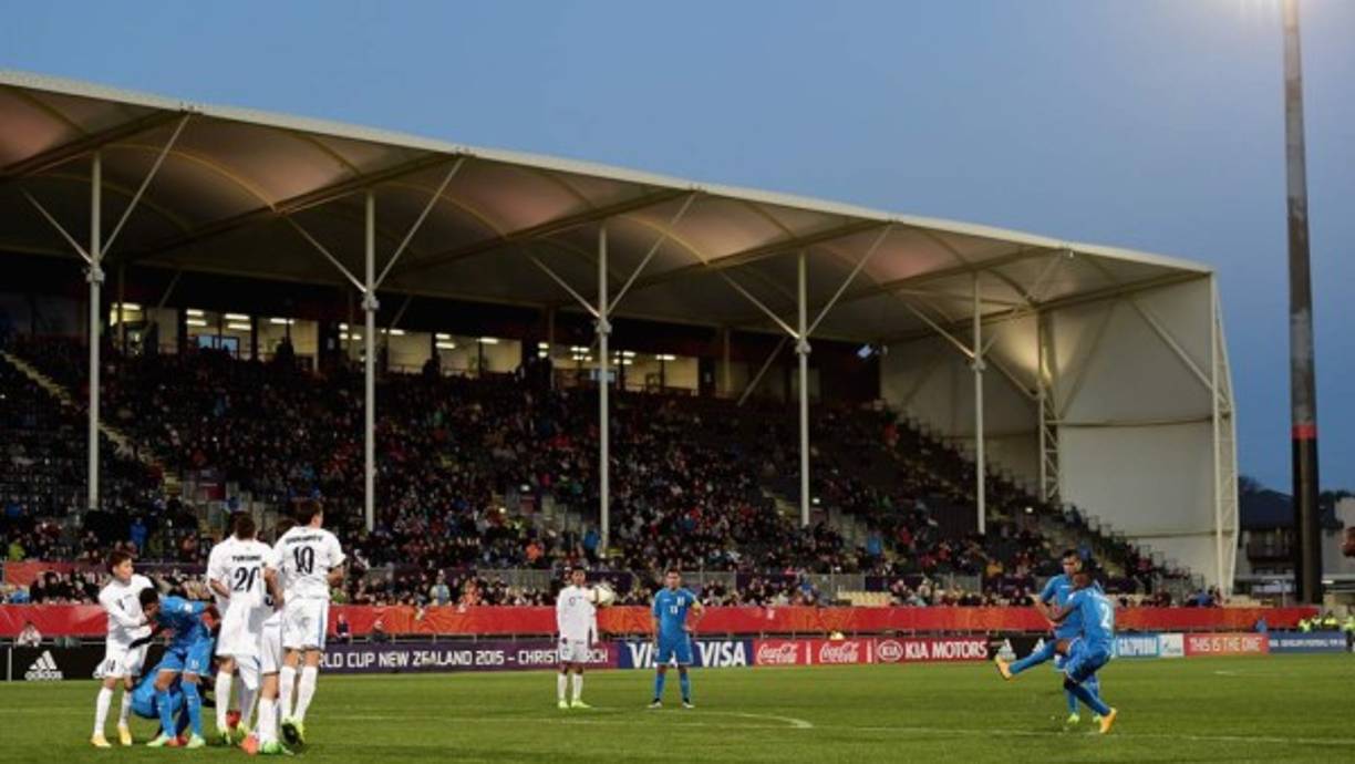 Momento del tiro libre de Kevin Álvarez para su golazo, el tercero de Honduras en el partido.