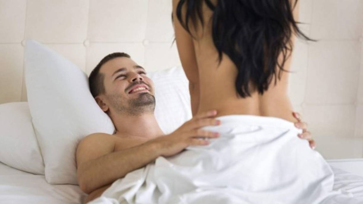 Deja de compartir la cama contigo, usando excusas o simplemente mudándose a otra habitación en la casa.