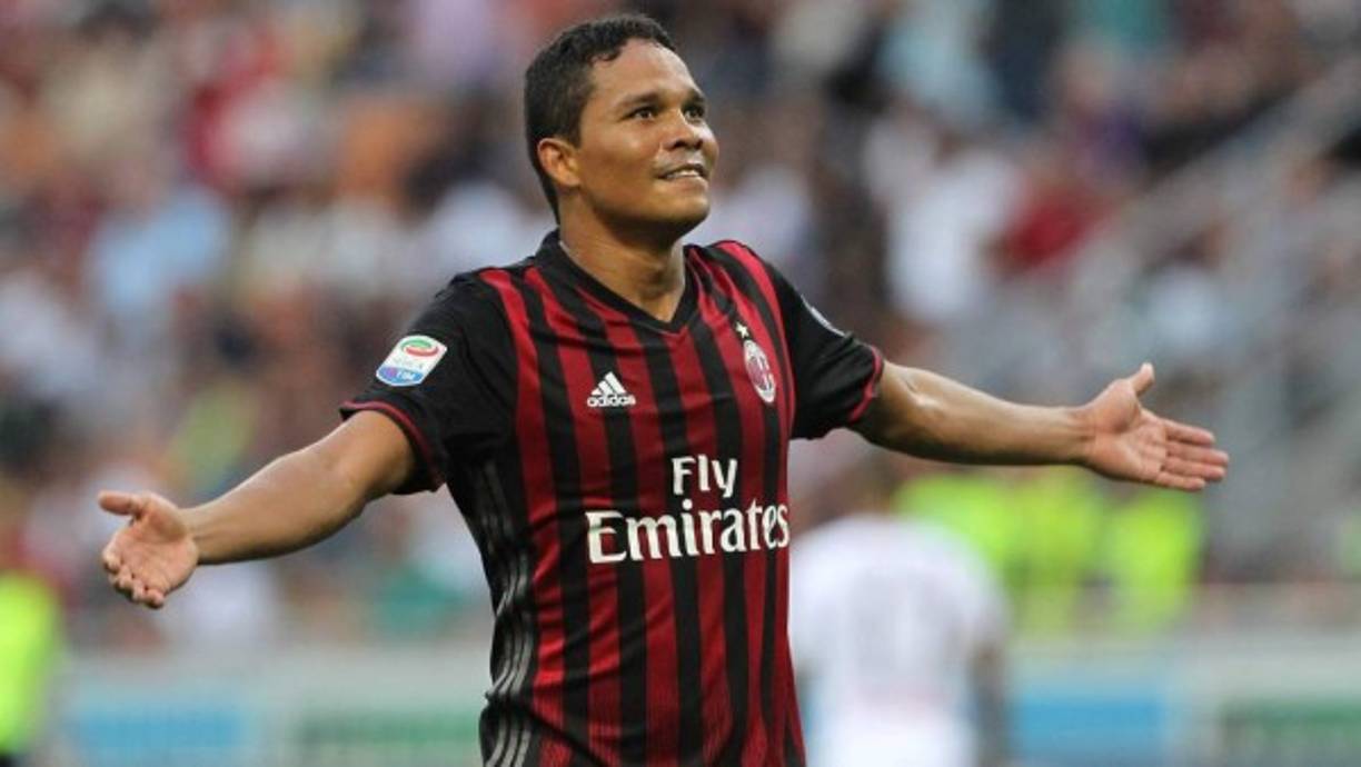 El delantero colombiano Carlos Bacca habría rechazado una oferta del Galatasaray turco, ya que, su único interés es dejar el Milan para jugar con el Sevilla, según informa Todomercadoweb.