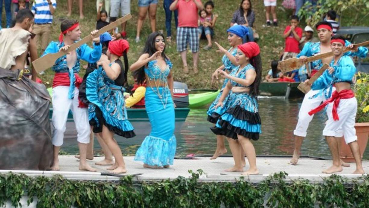 Las carrozas también contaron con música y baile para amenizar la fiesta en el Lago de Yojoa.