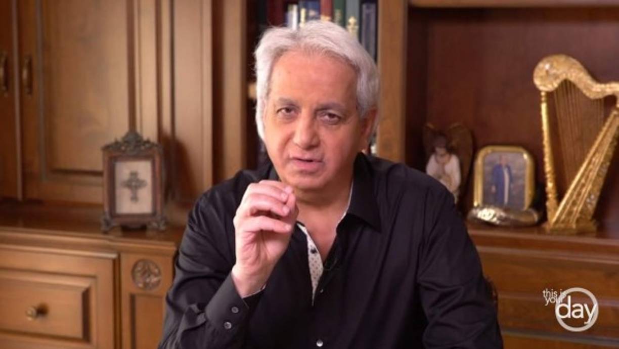 Las cruzadas de Hinn se construyen cuidadosamente para dirigir y manipular a los asistentes, con el canto y la música repetitiva que crean un ambiente particular y una sensación de anticipación.