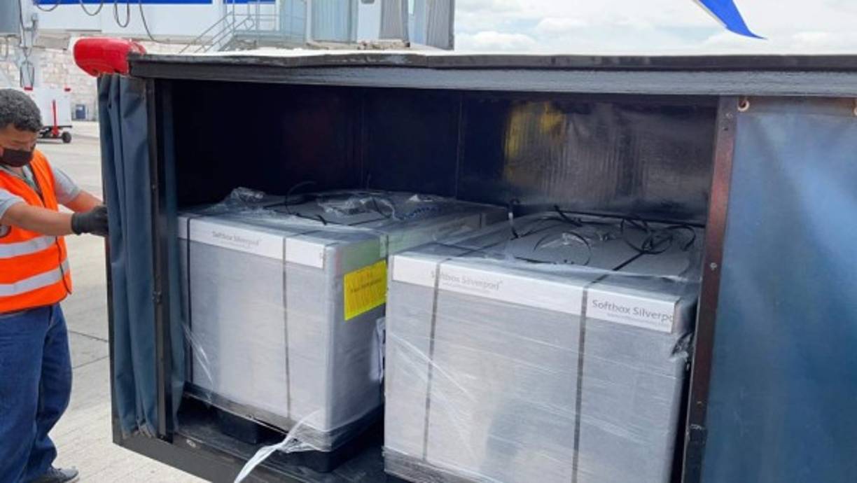 El presidente de Honduras Juan Orlando Hernández y autoridades de Salud estuvieron presente en la terminal aérea para recibir las vacunas. <br/>