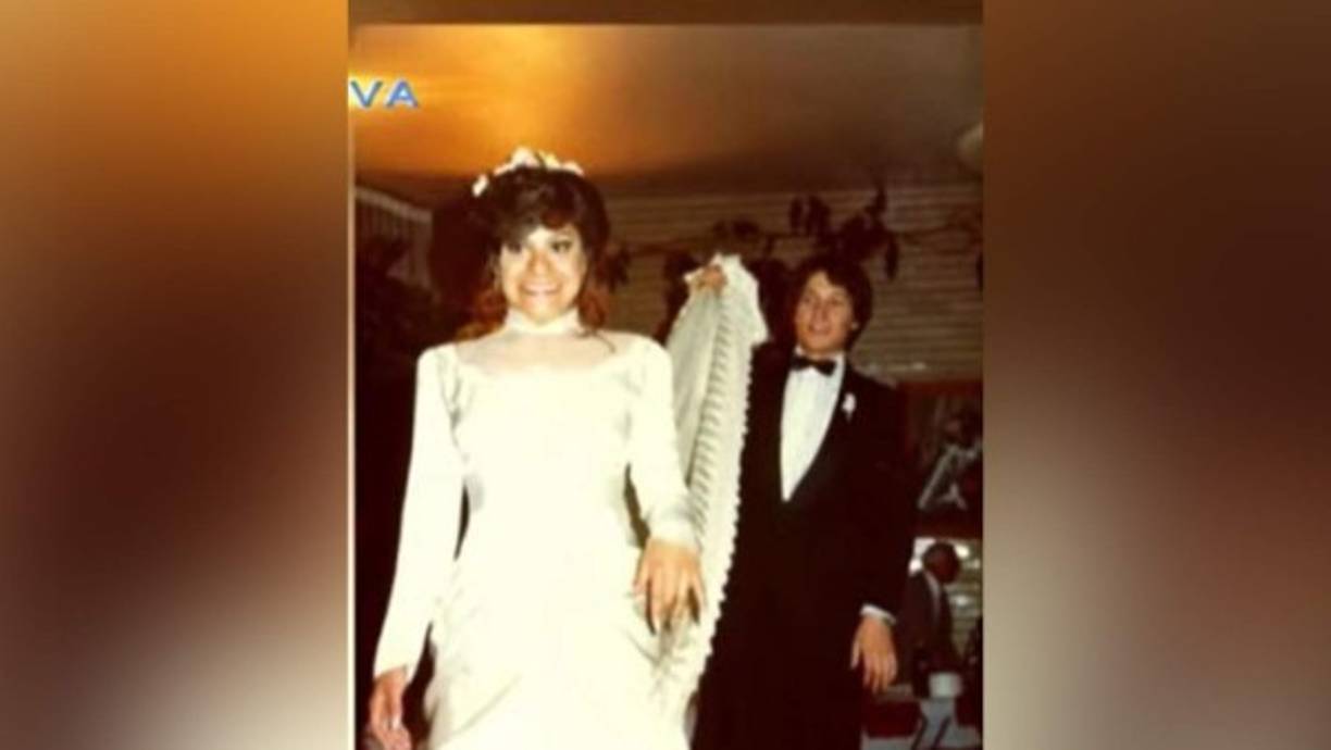 Ortiz usó el vestido con el que se casó la mamá de Peniche y se veía muy contenta y enamorada. De ese matrimonio llegaron dos hijos: Brandon y Khiabet Peniche. Sin embargo, en la actualidad las cosas cambiaron y según el actor para ella él se ha convertido en un estorbo.<br/>