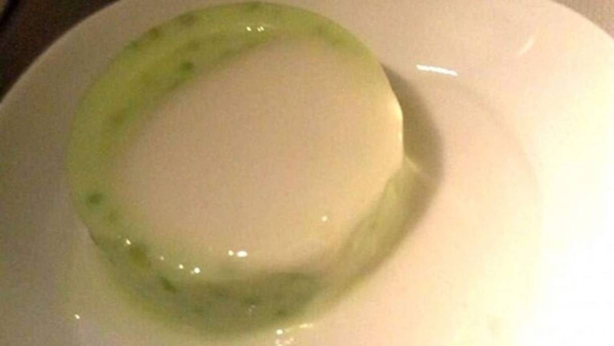 Un usuario en twitter compartió esta imagen y cree que fue un pudín lo que le sirvieron.