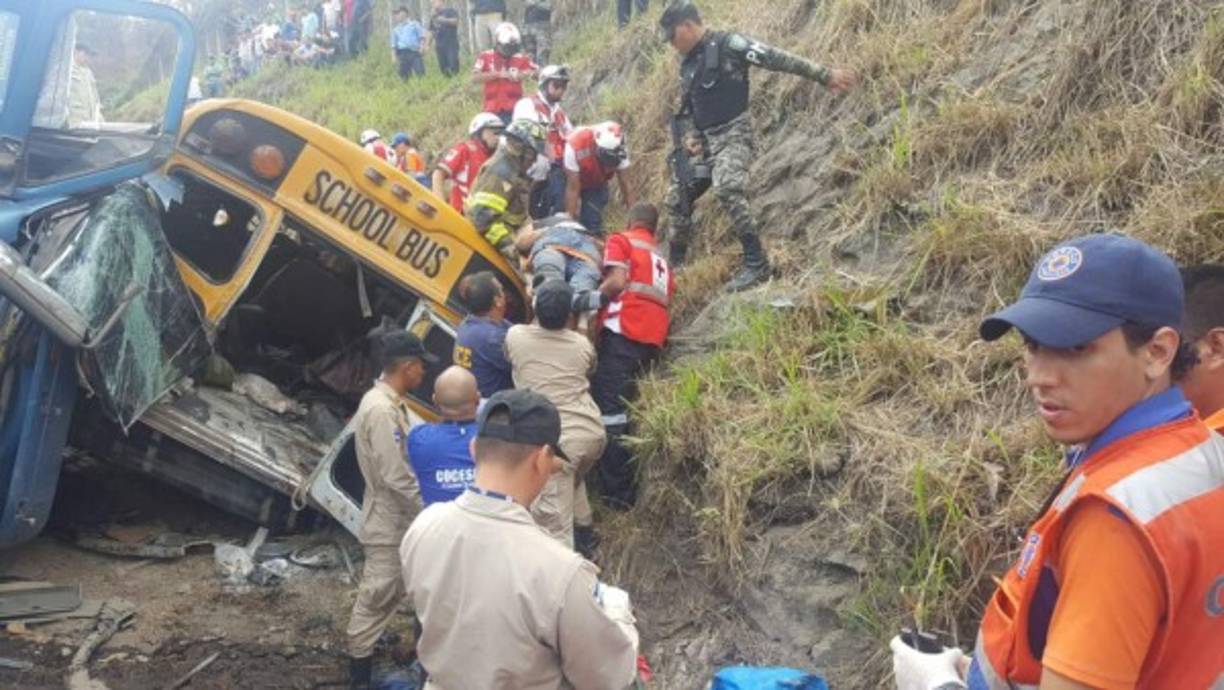 Los cuerpos de socorro llegaron rápidamente a la zona para rescatar a varias personas que quedaron atrapadas en el bus.