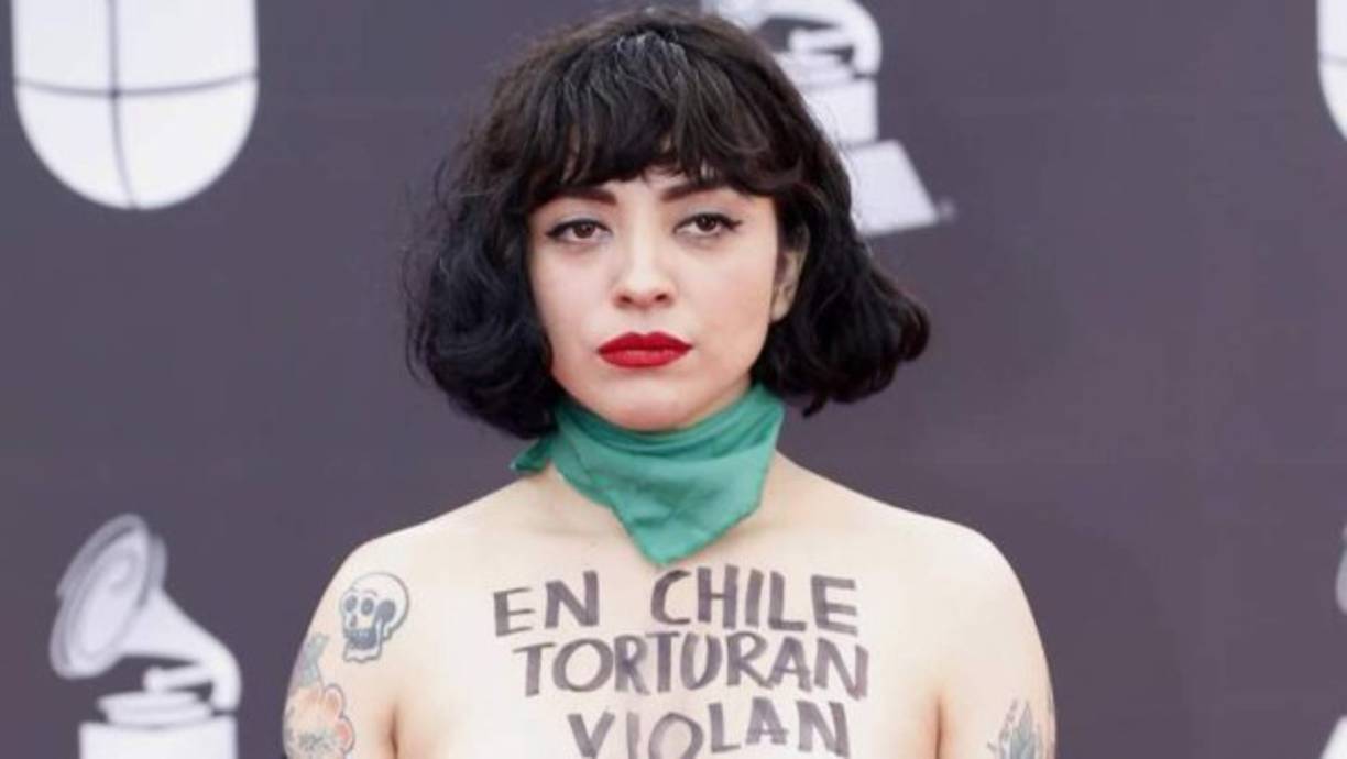 'En Chile torturan, violan y matan' fue el mensaje que llevó Mon Laferte sobre sus pechos, sin embargo 'La Chupitos' se burló del mensaje y lo llevó a otro nivel en forma de burla.