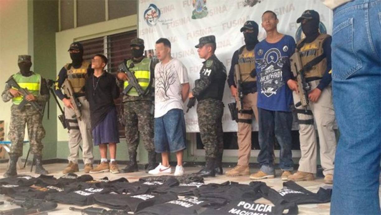 Tres supuestos pandilleros fueron capturados este martes en la colonia La Pradera de San Pedro Sula por estar supuestamente vinculados con la quema de un bus en La Lima, Cortés.