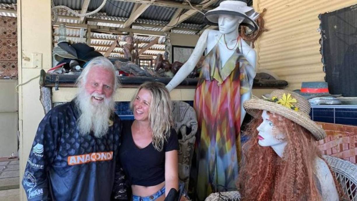 David Glasheen también tiene una embarcación con la que va al continente al menos una vez por año a comprar provisiones y recibe la visita de algunos turistas que se alojan con él, lo cual le permite ganar algunos dólares para satisfacer algunas de sus necesidades materiales, ese es todo el contacto humano que tiene.