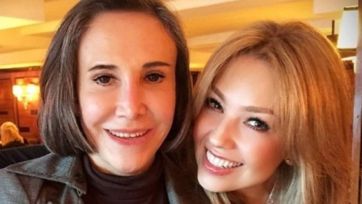 Su imagen ha llamado la atención de sus seguidores. Aquí con Thalia donde aparenta tener un rostro tan joven como el de la cantante.