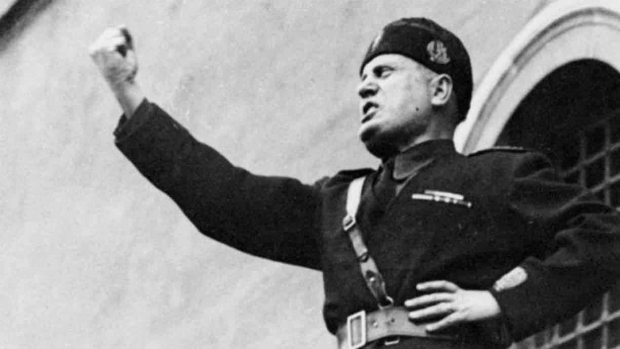 Benito Mussolini - Italia<br/><br/>Nació el 29 de julio de 1883 y murió el 28 de abril de 1945.<br/><br/>Fue un periodista y político italiano, primer ministro del Reino de Italia con poderes dictatoriales desde 1922 hasta 1943, cuando fue depuesto y encarcelado brevemente.<br/><br/>Escapó gracias a la ayuda de la Alemania nazi, y asumió el cargo de presidente de la República Social Italiana desde septiembre de 1943 hasta su derrocamiento en abril de 1945, cuando fue capturado y fusilado, cerca del lago de Como por partisanos comunistas. Su cuerpo fue llevado a Milán, donde fue ultrajado.