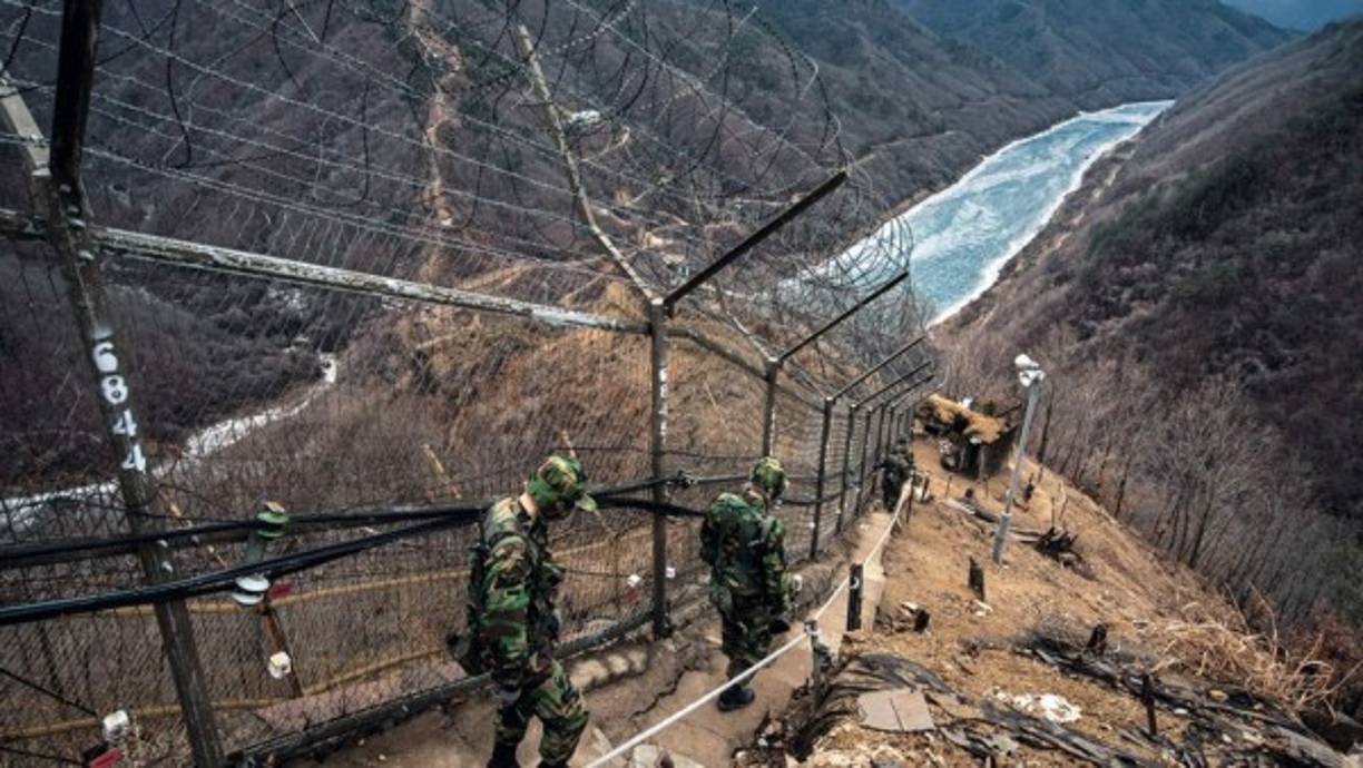 Desde la tensión que enfrentó a ambos países entre 1950-1953, las tensiones entre las dos Coreas no han cesado, prueba de ello es que a pesar de tener más de seis décadas sin un conflicto armado, en la frontera, hay unos dos millones de soldados armados, según medios internacionales, los cuales evitan el flujo ilegal de migrantes.