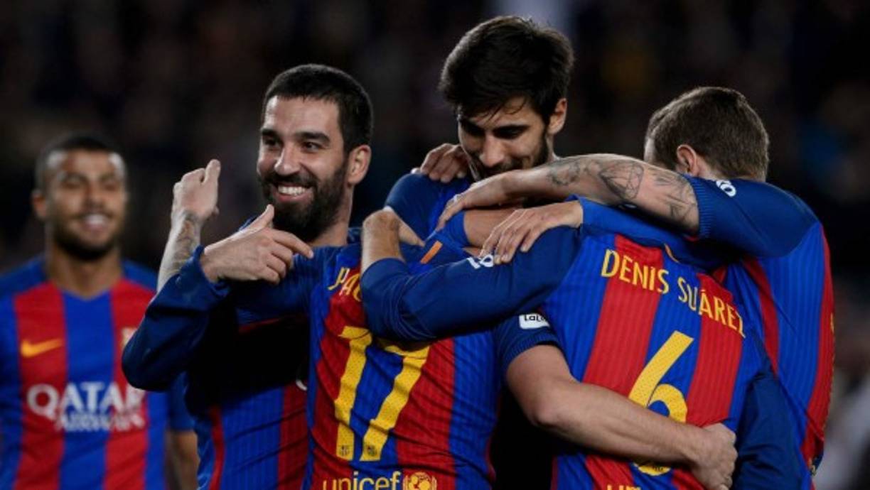 El FC Barcelona es consciente de que necesitará refuerzos importantes en el próximo mercado de verano que deberá conciliar con su delicada situación económica. Por este motivo, hasta diez jugadores pueden salir del Barça si el club recibe una oferta económica que considere interesante. Jasper Cillessen, Jordi Masip, Jeremy Mathieu, Jordi Alba, Lucas Digne, Ivan Rakitic, Denis Suárez, Rafinha, Arda Turan y Paco Alcácer no tienen asegurada su continuidad en el equipo azulgrana la próxima temporada. En el caso de Masip, su contrato termina el 30 de junio. El FC Barcelona no buscará la venta de estos jugadores de forma directa, pero está dispuesto a negociar su traspaso.