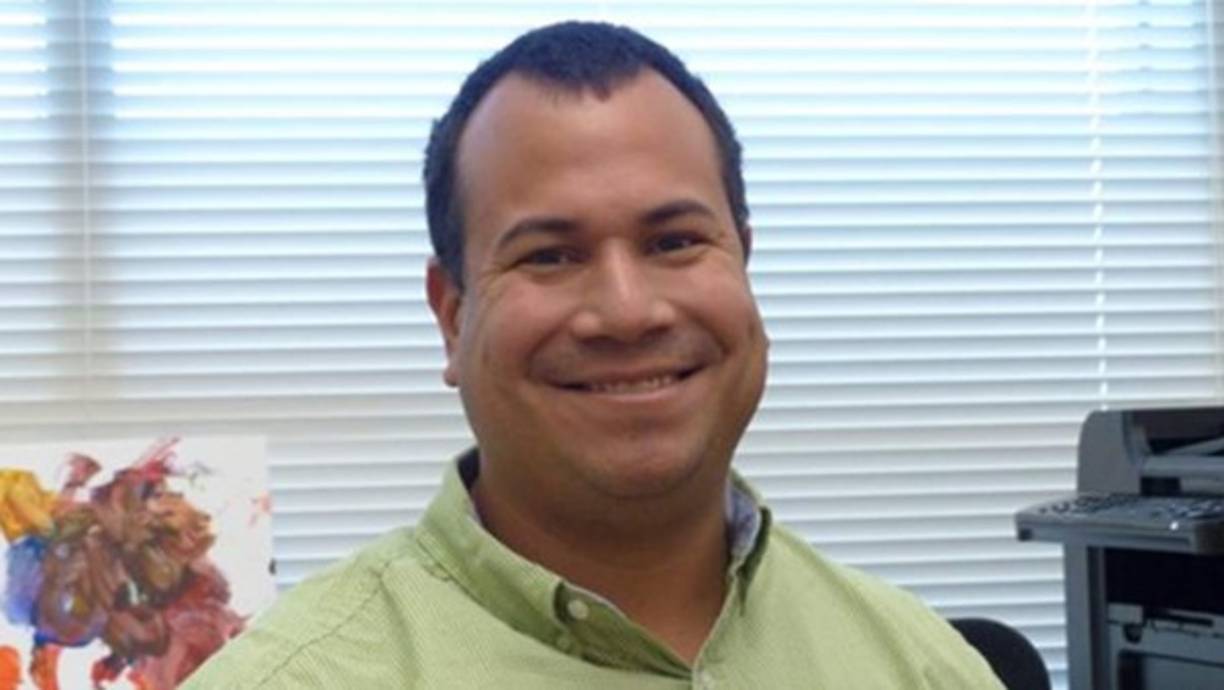 José Cerrato - Bioquímico <br/><br/>José Cerrato es ingeniero civil, fue catedrático de la UNAH, tiene una maestría ambiental en el Virginia Tech.<br/><br/>Realizó una tesis de doctorado en 'Ciclo biogequímico del manganeso en sistemas<br/>de agua potable'. En el Washington University de St. Louis Missouri realizó su trabajo postdoctoral en el departamento de Ingeniería en Energía, Medio ambiente y Química. <br/><br/>La Real Sociedad de Química (RSC), Ciencia Ambiental calificó el trabajo de José Cerrato como 'el mejor y más brillante entre los científicos que inician su <br/>carrera en todo el mundo'. <br/><br/>José ha obtenido premios como el 'NSF Carrer' el más importante que otorga la Fundación Nacional de Ciencia de EEUU.