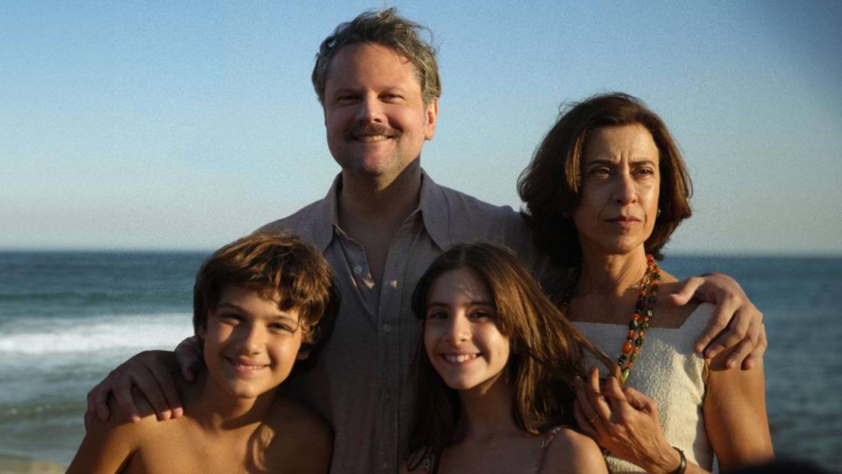 “Aún estoy aquí” es una película brasileña dirigida por Walter Salles, que cuenta con tres nominaciones en la próxima edición de los premios de La Academia. La cinta, que también está nominada a los Goya, aún no ha llegado a las salas de cine. Estará disponible en cines a partir del próximo 21 de febrero y se desconoce por el momento cuando aterrizará en alguna plataforma de streaming.