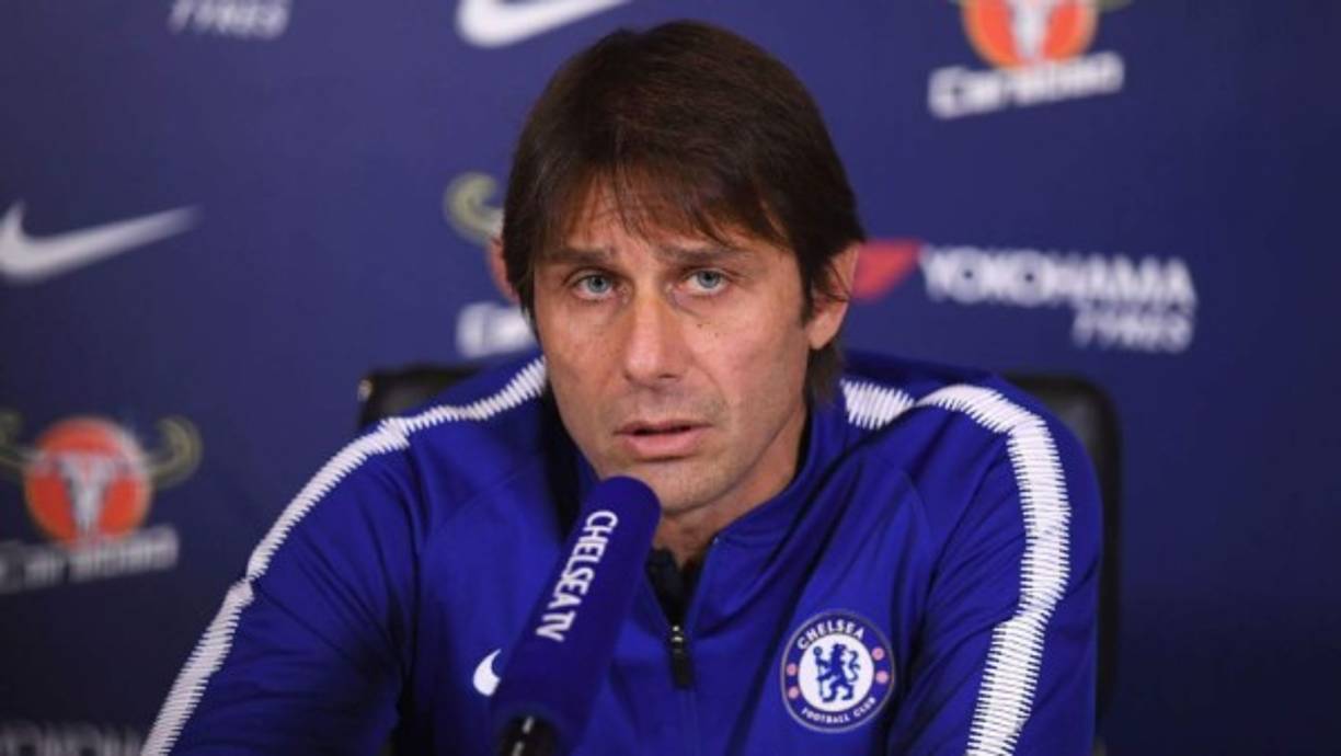 Sobre los rumores de un posible cese de Antonio Conte en el Chelsea, el técnico italiano dice los siguiente: 'Si miras los años anteriores, puedes ver que en 14 años, 10 entrenadores han sido despedidos en este club'. Pero luego se reafirmó diciendo: 'Al mismo tiempo, cuando estoy seguro de tu trabajo, estoy muy relajado. No tengo este tipo de preocupaciones'.