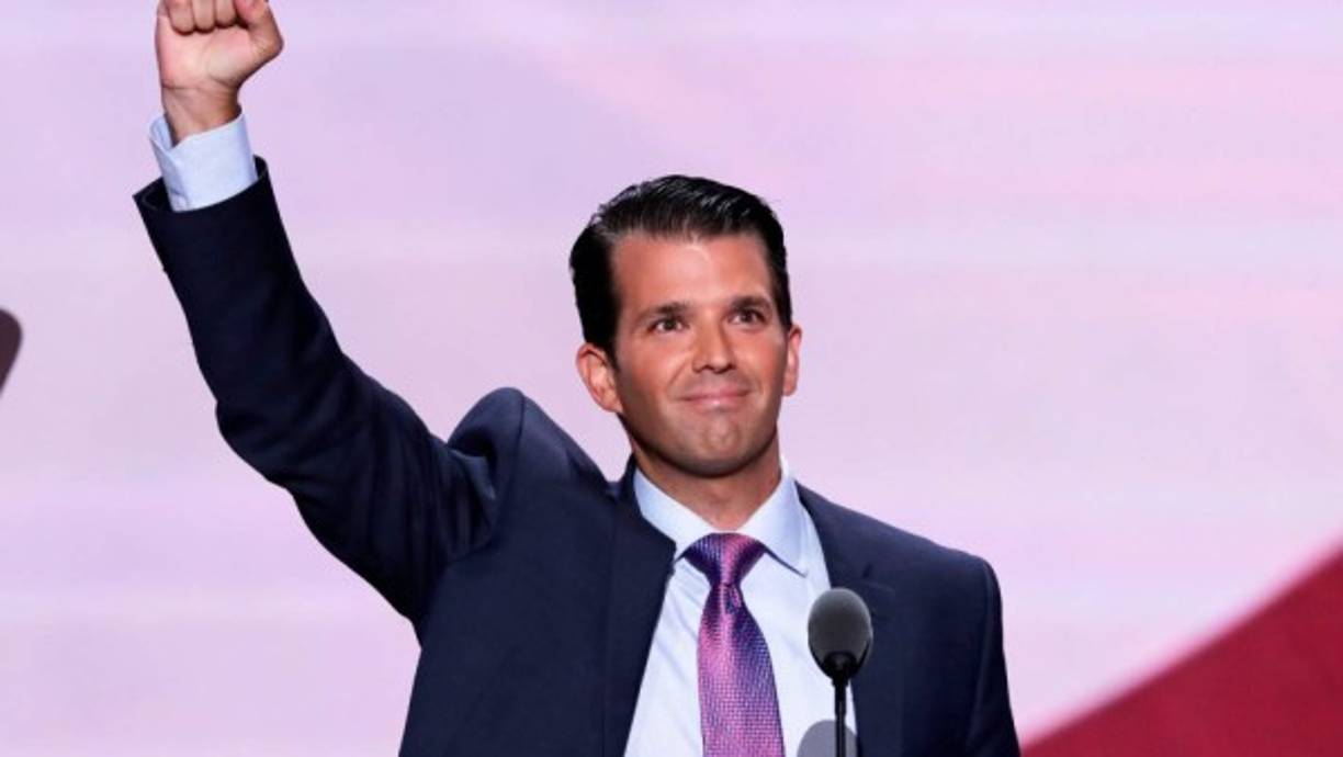 Donald Trump Jr: Es el hijo mayor del magnate y actual vicepresidente ejecutivo de la Organización Trump. Siguiendo los pasos de su padre, es uno de los miembros más polémicos de la familia. Hace unos meses provocó un verdadero revuelo al publicar un tuit en el que comparaba a los refugiados sirios con skittles. “Si tuviera un plato de Skittles y te dijera que tres de ellos podrían matarte, ¿te atreverías a comerte un puñado?”, fue el controversial mensaje que escribió.