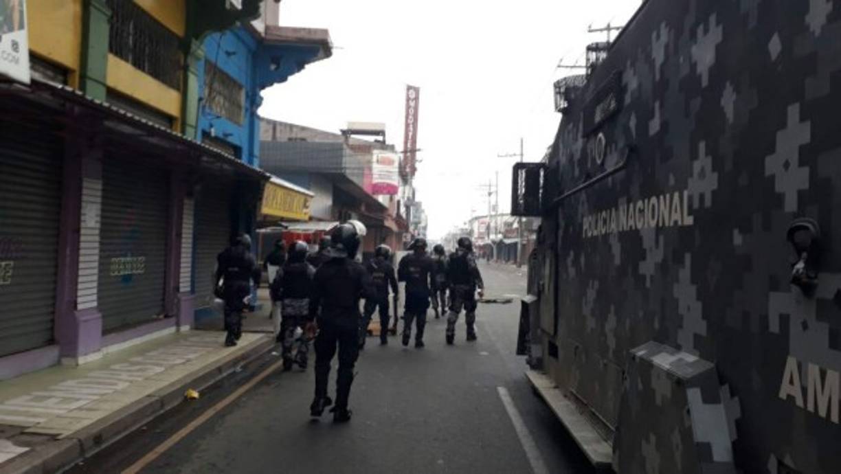 Mientras la policía trataba de controlar los disturbios.