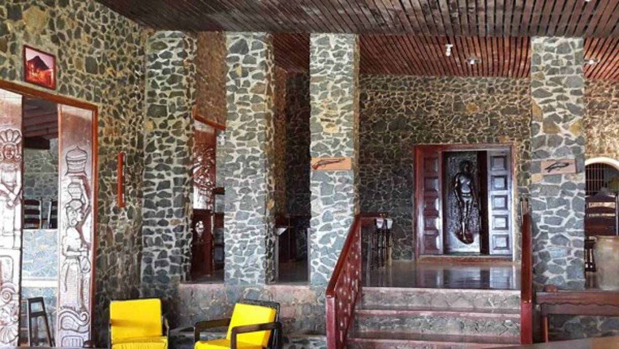 Cuenta con un amplio salón para eventos, bar y restaurante; abierto de lunes a domingo. Billar, piscina y mesa para jugar pimpón.