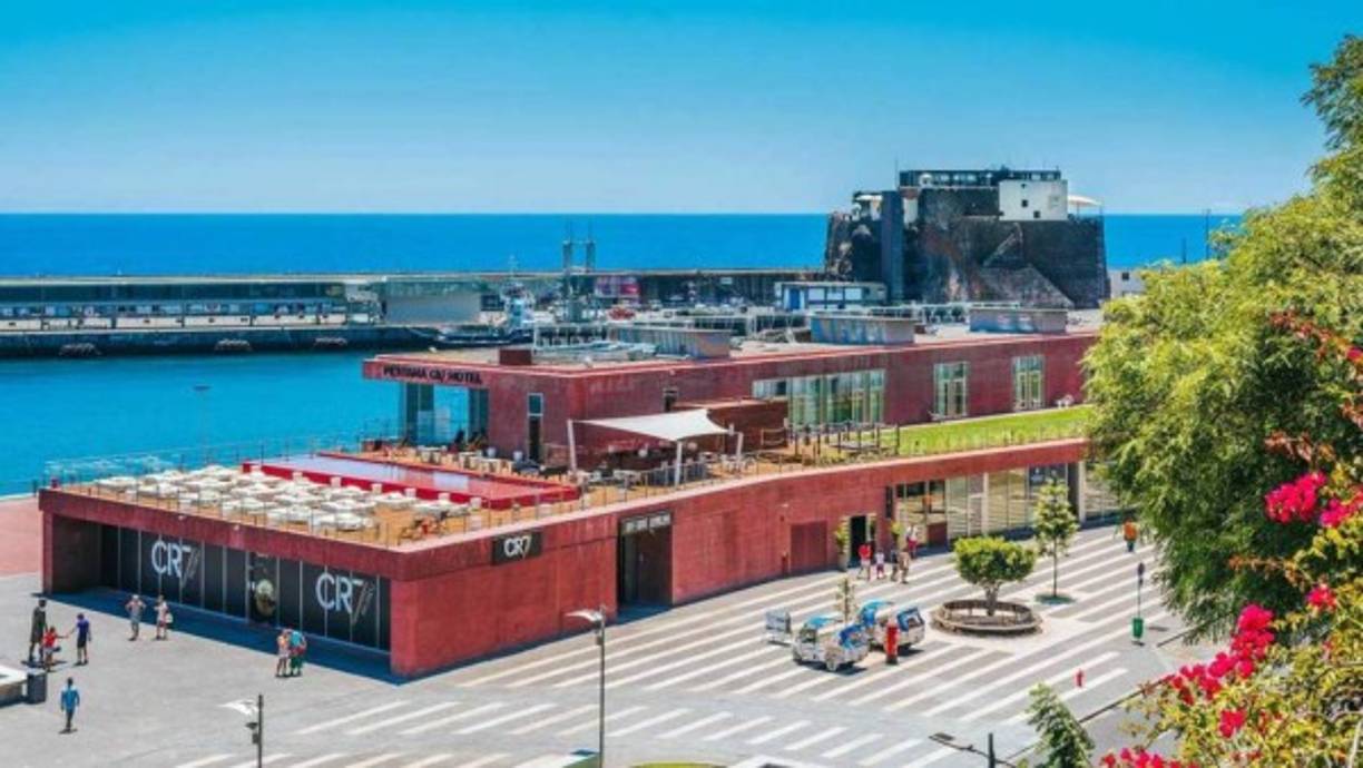 El hotel Pestana CR7 que tiene el crack portugués en Madeira se convertirá en hospital para ayudar a los afectados por este virus.