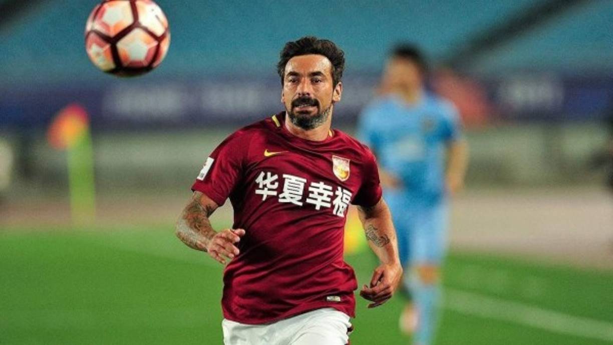 Ezequiel Lavezzi; Fue rechazado por Boca Juniors por problemas de altura. Vnía ya de varios desencuentros, pues primero le había dejado libre Rosario Central, luego el Pescara italiano se deshizo de él por problemas con su pasaporte. Cuando llegó la negativa de Boca, que le consideraba demasiado pequeño para el fútbol, Lavezzi (1’73m) decidió olvidar el fútbol. Hasta que su hermano le convenció para retomarlo con 17 años y acabar haciendo historia.