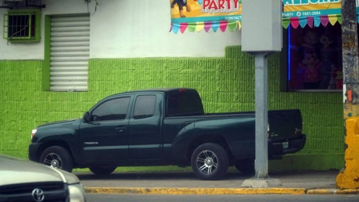 Los más insensibles simplemente convierten la acera en un estacionamiento y acomodan completamente su vehículo sobre estos espacios. Resuelven su problema sacrificando al peatón.