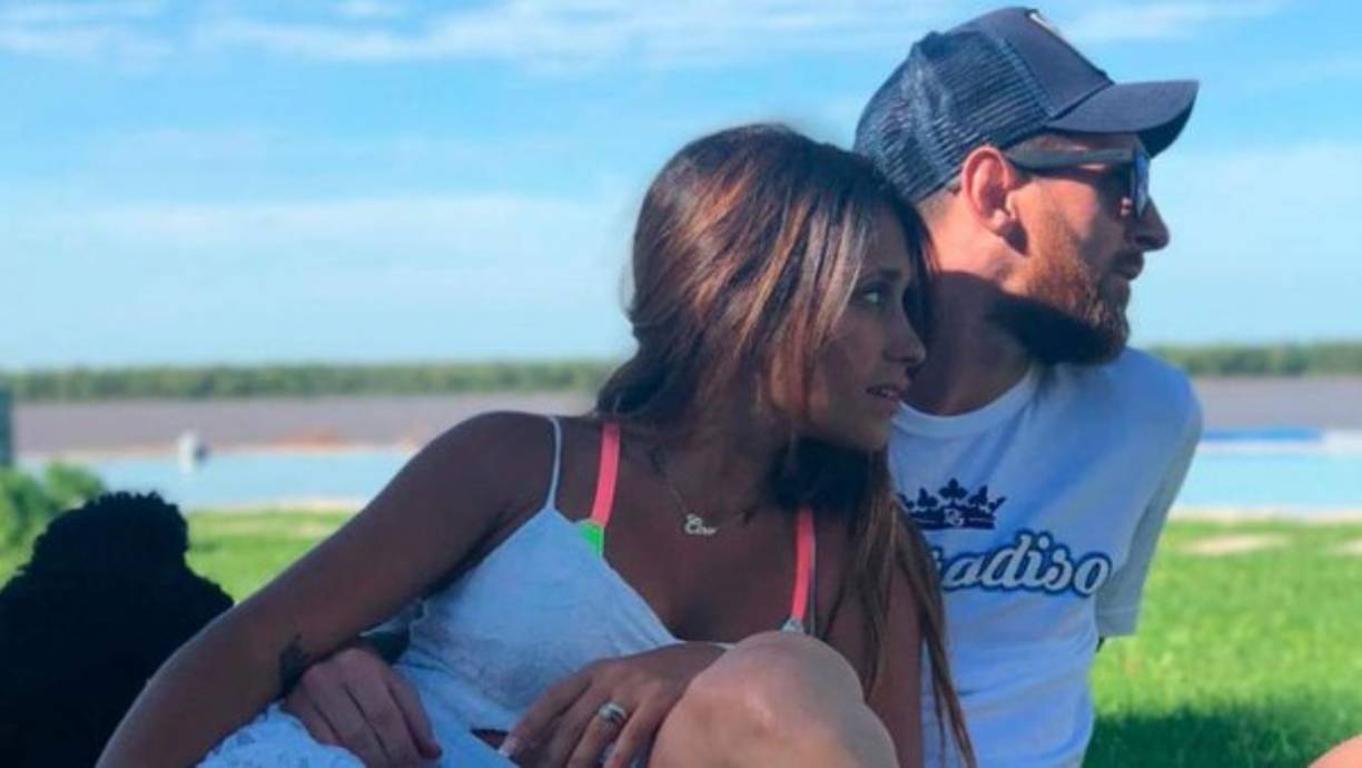 En Julio del 2017, Messi contrajo matrimonio con la bella chica argentina Antonella Roccuzzo. Ella ha sido el complemento perfecto en la vida del crack del Barcelona, también ha invertido en un par de negocios.