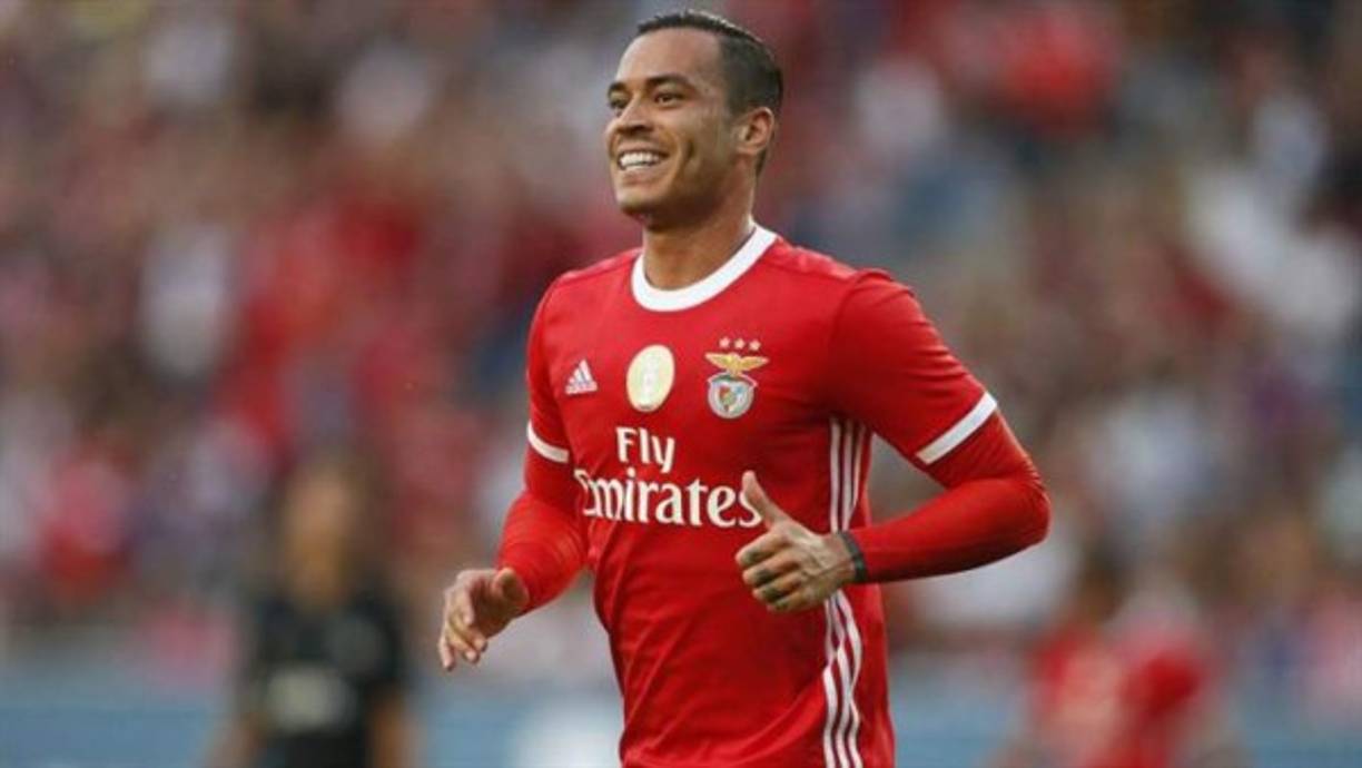 El Espanyol sigue con la idea de fichar un delantero en este mercado invernal, y suena el nombre de Raúl de Tomás. El delantero del Benfica, que no tiene minutos en el cuadro portugués podría regresar a LaLiga después de jugar en el Real Madrid y Rayo Vallecano.<br/>