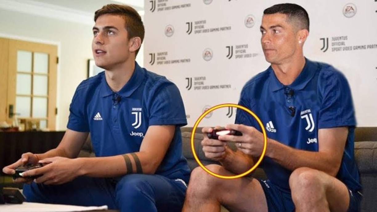 Paulo Dybala y Cristiano Ronaldo jugando un partido del FIFA en la Juventus.