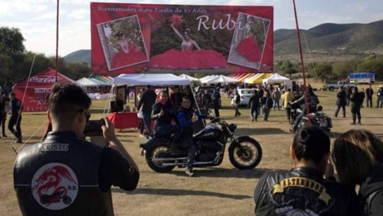 Una Multitud asistió a la fiesta de los 15 años de Rubí.