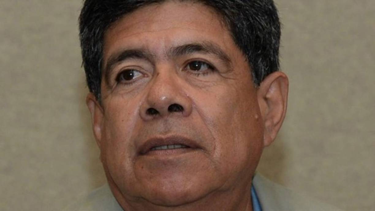 El primero que fue despedido tras perder con la Selección de Honduras fue el salvadoreño Óscar Benítez, quien terminó siendo cesado en El Salvador para la eliminatoria rumbo a Japón y Corea del Sur 2002 luego de ser goleado 5-2 y 5-0 por la Bicolor.